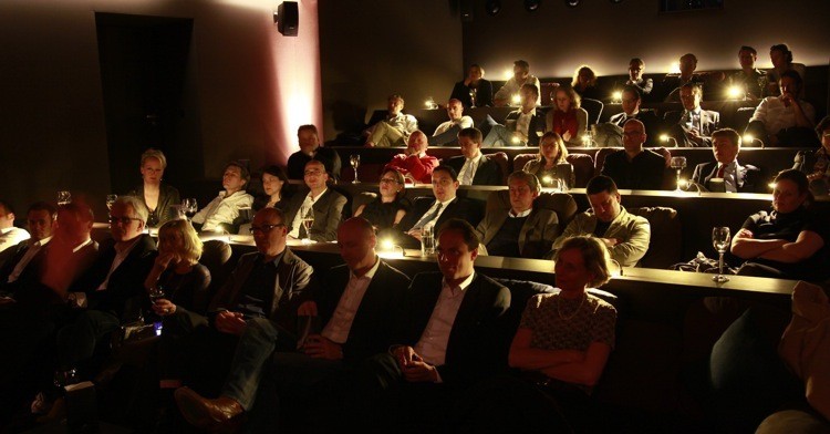 Kino! | mit Popcorn und Drinks bewaffnet für den zweistündigen Film