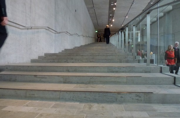 Eine Treppen-Rampe führt hinunter in den ersten Saal.