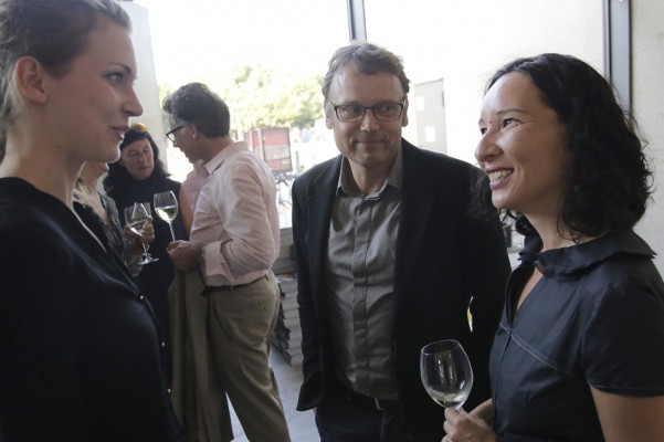 Silvia Pöhlsen und Frank Kaltenbach mit Filmemacherin Sue-Alice Okukubo