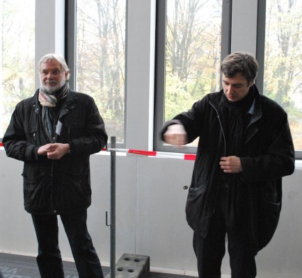 Johann Georg Sandmeier (Baureferat) und Herr Eisen (NS Dokumentationszentrum) führen durch das Gebäude.