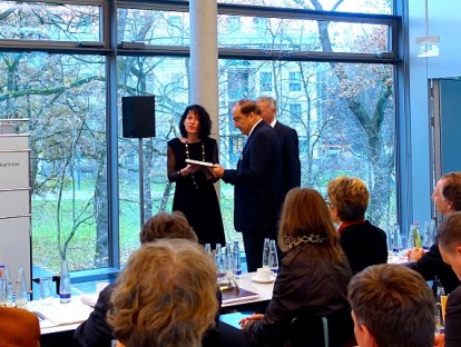 Kammerpräsidentin Christine Degenhart überreicht Lutz Heese die Ehrenpräsidentschaftsurkunde
