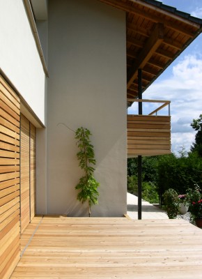 Holzterrassen und -Balkone an der Hangseite | © peter glöckner architektur