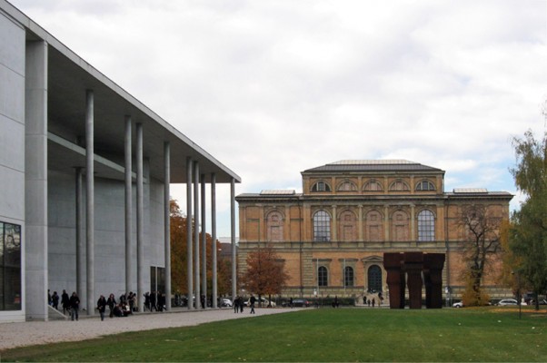 Die Alte Pinakothek im Hintergrund | Rufus46 - Wikipedia Commons, CC-by-sa