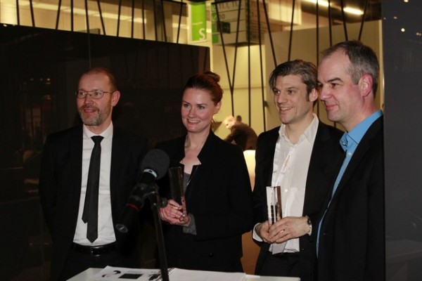 7. Medienpreis an Katharina Altemeier und David Schumacher (links Jurymitglied Thomas Edelmann, rechts Leo Lübke, COR)