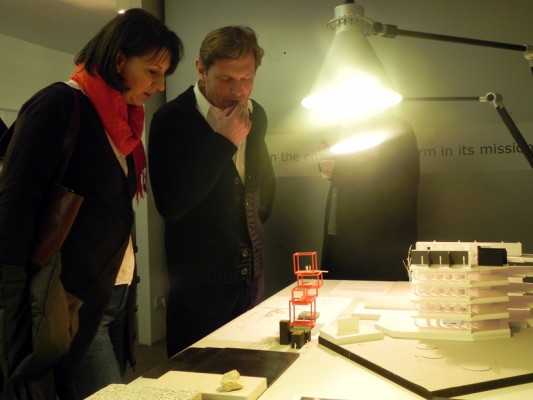 Andreas Notter zeigt den Interessenten Projektmodelle | tools off.architecture, 17 Jahre - 17 Projekte