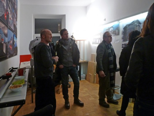 Peter Glöckner (l.) und seine Gäste sehen sich die Projekte interessiert an | peter glöckner architektur, Metamorphose / aus alt wird neu