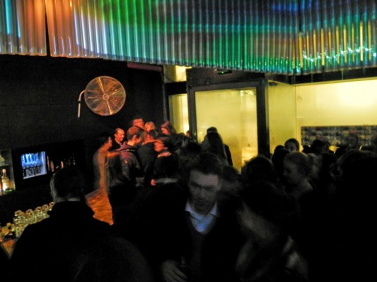 Im Edmoses sammelten sich alle Besucher der Langen Nacht der Architekten, um zusammen zu feiern | Closing Party