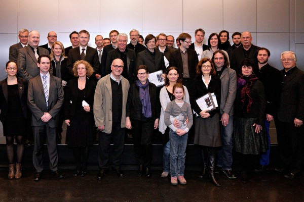 Die Preisträgerinnen und Preisträger nach der Preisverleihung auf der Bühne im Haus der Architektur mit Ministerialrat Hans-Dieter Hegner (2. Reihe, links), BMVBS, und dem Vorstandsvorsitzenden des Ziegel Zentrum Süd, Johannes Edmüller (2. Reihe, 3. von links), die die Preise und Anerkennungen verliehen.  | Foto: Ziegel Zentrum Süd e.V.