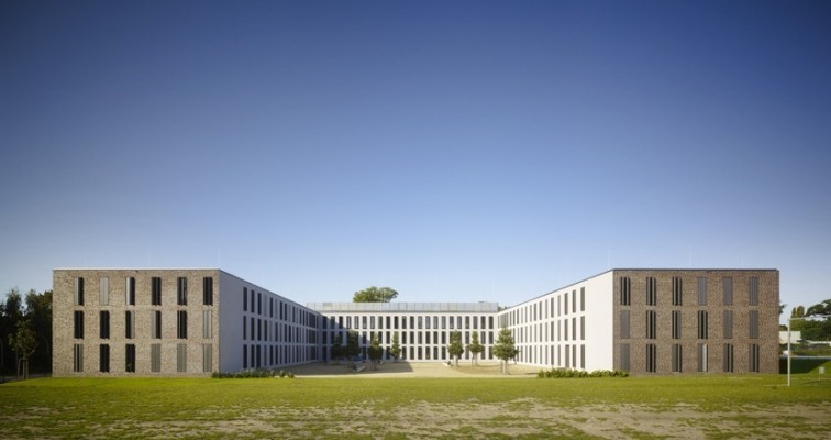 Das Unterkunftsgebäude für den offenen Vollzug der JVA in Berlin-Zehlendorf, MGF Architekten, Stuttgart, erhielt eine Anerkennung. | Foto: Christian Richter, Münster