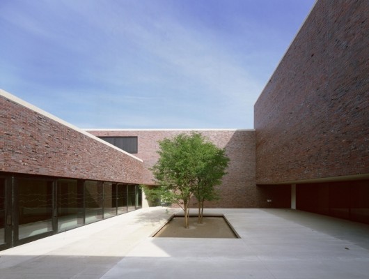 Das Pfarrzentrum St. Nikolaus, München-Neuried, Meck Architekten, München, erhielt eine Anerkennung. | Foto: Michael Heinrich, München