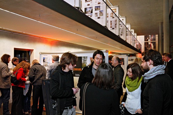 Fachpublikum und Architekturbegeisterte begutachten prämierte und eingereichte Projekte während des Empfangs im Foyer des Hauses der Architektur. Die Ausstellung ist dort noch bis 16. März für die Öffentlichkeit zugänglich. Danach geht sie auf Deutschland-Tournee. | Foto: Ziegel Zentrum Süd e.V.