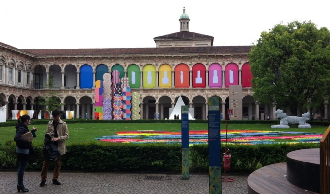 Alessandro Mendini (mit Francesco Mendini) is back! Zusammen mit den Arkaden-Füllungen von The Fake Factory und einer Installation auf dem Rasen von Jacopo Foggini wird es wieder BUNT