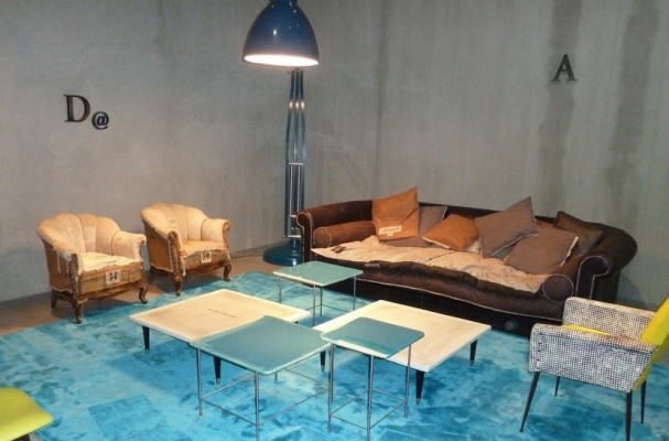 Der Stand von Baxter, ein Entwurf von Mattheo Thun, ist mit Seidenteppichen von Object Carpet ausgelegt – hier in „Malediven-Blau“