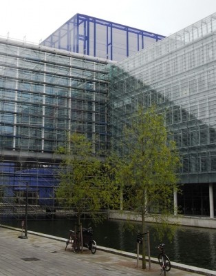 Jean Nouvel „Bluebox“ im Hintergrund eines Campus Gebäude