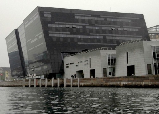 Black Diamond von Schmidt Hammer Lassen Architects | Der Black Diamond ist auch bei grauem Himmel imposant. Bei Sonnenschein glitzert der geschliffene Granit seiner Fassade