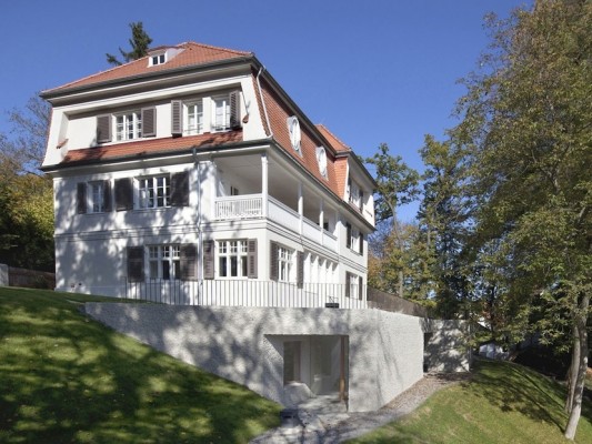 „Fels am Hang“ – Sanierung einer denkmalgeschu&#776;tzten Villa in Gauting von Unterlandsta&#776;ttner Architekten aus Mu&#776;nchen. | © Michael Heinrich