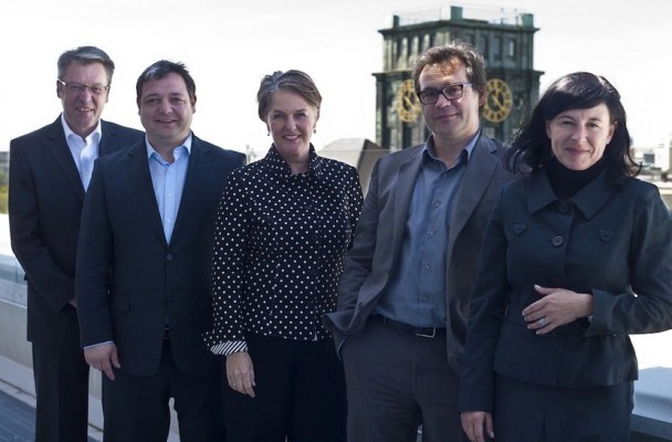 Die Jury (v.l.): Prof. Johann Eisele (EISELE STANIEK+), Stefan Charizanis (Gescha&#776;ftsfu&#776;hrer HASIT Trockenmo&#776;rtel GmbH), die Juryvorsitzende Monika Lepel (LEPEL & LEPEL), Johannes Ernst (steidle architekten) sowie Meike Weber (Chefredakteurin DETAIL transfer) | © Julian Weninger