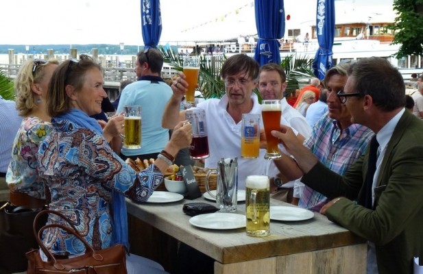 Zusammen anstoßen am Ende eines schönen Ausflugs...