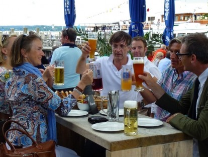 Zusammen anstoßen am Ende eines schönen Ausflugs...