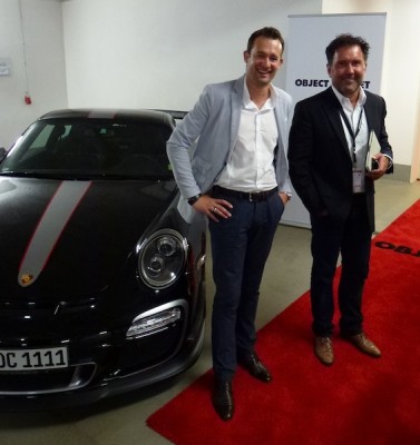 Rechts Detlef Steigert von Object Carpet, links von Ihm Reimund Rußwurm, Molto Luce, flankiert von Porsche