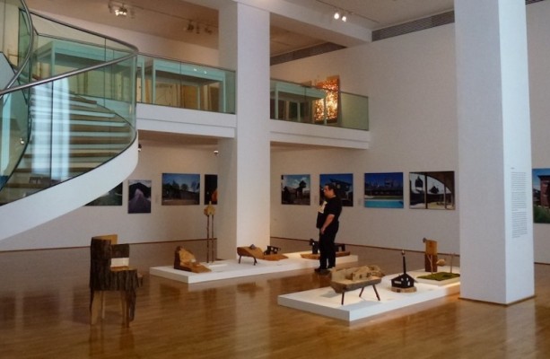 Die Ausstellungsräume mit Modellen und Fotos zu Fujimoris Arbeiten