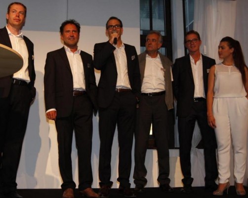 Object Carpet Geschäftsführer Daniel Butz (Mitte mit Mikrofon) stellt sein Münchner Team vor