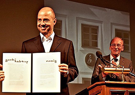 Kulturreferent Dr. Hans-Georg Küppers überreicht den Architekturpreis an Andreas Hild