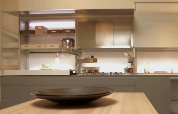 Das New Logica System versteckt die Küche hinter minimalistischen Fronten
