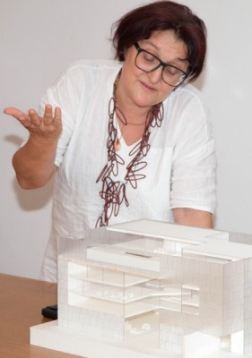 Patrizia Moroso erläutert uns den Neubau des Firmengebäudes