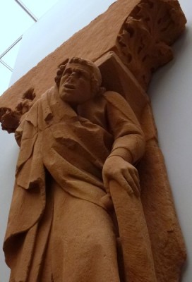 Der Baumeister im Mittelalter - Sansteinskulptur des Ostchors des Mainzer Doms