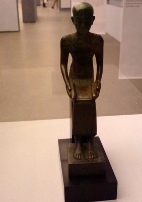 Hiermit fängt alles an: diese Votivfigur des Imhotep ist die älteste bekannte Darstellung eines Architekten
