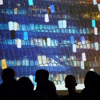 ...die Fassade des Harpa Konzerthaus in Reykjavik...