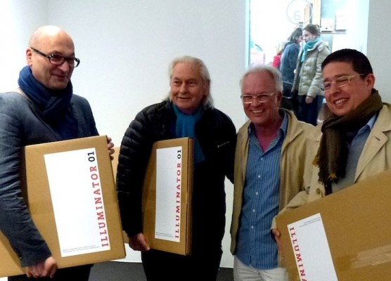 Glücklich mit ihrem großformatigen Magazin: Peter Petz, Ingo Maurer, Gerd Pfarré, Renato Turri.