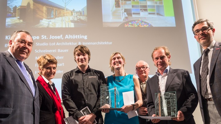 Preisträger 2. Platz, v.l.: Heinrich Traublinger, MdL a.D., Vorsitzender des Aufsichtsrats der GHM, Claudia Schütz-Helmstreit, Vizepräsidentin BDIA (Jury), Josef Huber, Bauingenieur (Preisträger), Arthur Schankula, Architekt (Preisträger), Rainer Hill, Ehrenpräsident BDIA (Jury) und Dieter Dohr, Vorsitzender der Geschäftsführung der GHM