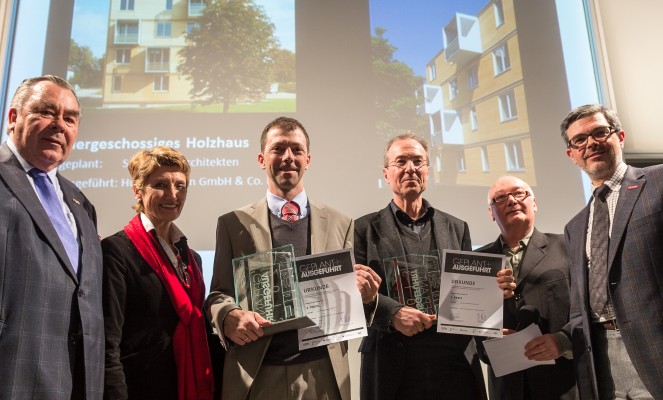 Preisträger 3. Platz, v.l.: Heinrich Traublinger, MdL a.D., Vorsitzender des Aufsichtsrats der GHM, Claudia Schütz-Helmstreit, Vizepräsidentin BDIA (Jury), Martin Bauer von der Schreinerei Baier (Preisträger), Veronika Kammerer, Architektin (Preisträgerin), Rudolf Maierhofer, Dach- und Fassadensysteme (Preisträger), Rainer Hill, Ehrenpräsident BDIA (Jury) und Dieter Dohr, Vorsitzender der Geschäftsführung der GHM