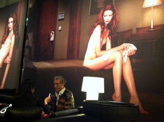 Und Marcel Wanders posiert unter nackten Beautys