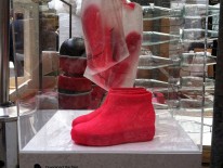 Total heiß: Neonfarbene Jean Nouvel boots. Ich weiß grad garnicht, warum ich mir die nicht gekauft habe...