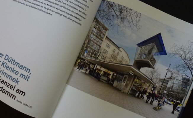 Futuristische Verkehrskanzel am Kurfürstendamm, Berlin.