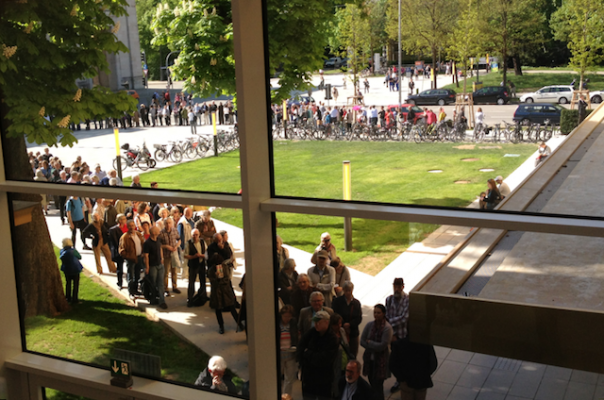 Die ersten Besucher vor dem Lenbachhaus