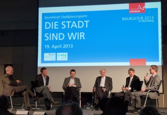 Das Podium diskutiert angeregt.