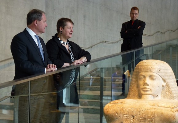Dr. Sylvia Schoske, Direktorin des Museums Ägyptischer Kunst und Kunstminister Heubisch eröffnen das Museum..