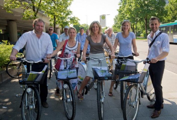 1 v.l.n.r.: Harald Klötzl ("neuperlachsüd"), Anja Burkhardt (stellv. Vorsitzende Bezirksausschuss), Sabine Nallinger (Stadträtin), Nicola Knoch (nextbike München), Kai Oppel (scrivo PR), im Hintergrund Schriftsteller Jaromir Konecny und Journalisten.