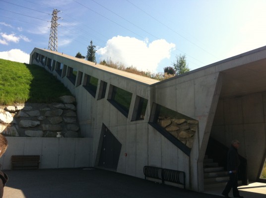 Die Treppe zum Bahnhof und zur Talstation