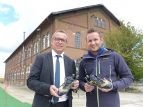 Stefan Wiegand, Geschäftsführer der Region Süd bei Aurelis und Markus Grünebach (Boulderwelt) vor Halle 5.