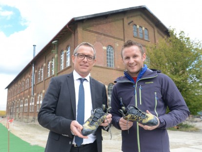 Stefan Wiegand, Geschäftsführer der Region Süd bei Aurelis und Markus Grünebach (Boulderwelt) vor Halle 5.