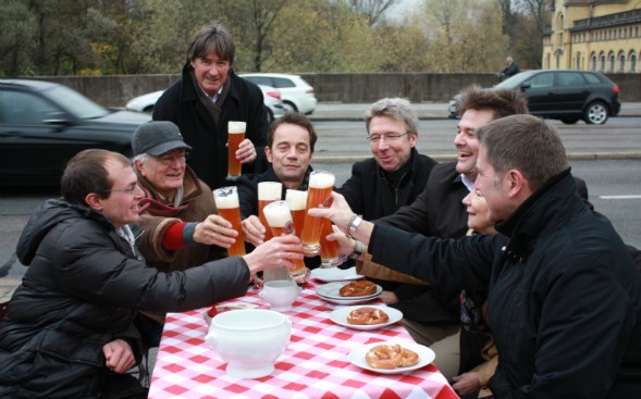 Vereinsgründung beim Weißwurstfrühstück auf der Ludwigsbrücke | © Grün&Gloria