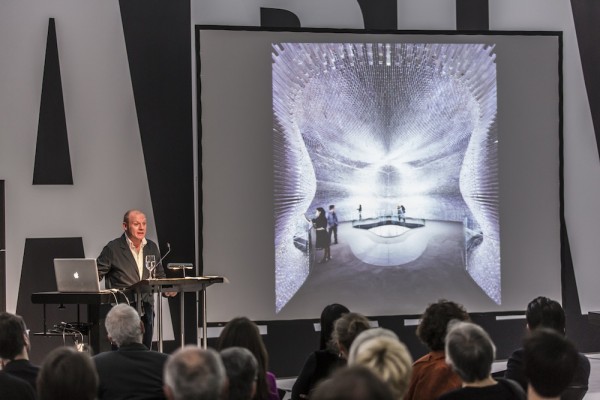 Ole Smith vom Heatherwick Studio zeigt den Entwurf für die Expo in Shanghai