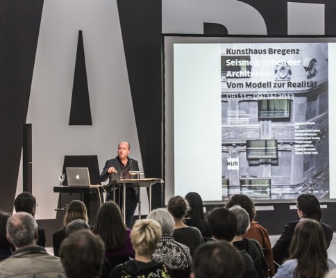 Peter Ebner begrüßt im Kunsthaus Bregenz