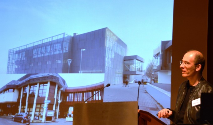 Christoph Pichler, Pichler & Trautmann Architekten, Wien. Im Hintergrund die Kultur- und Kongresshalle Eisenstadt vor und nach der Sanierung.