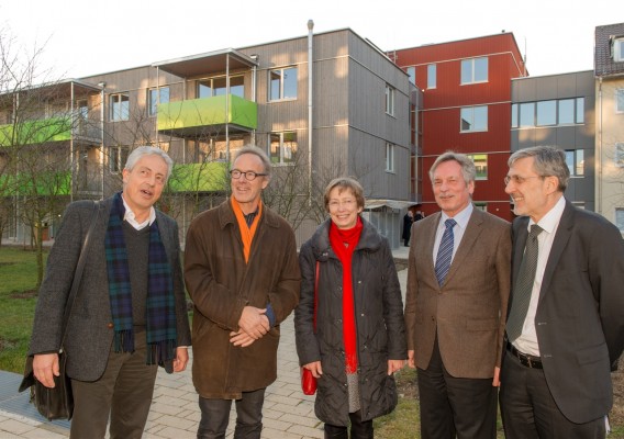 Zur Eröffnung | v.l.n.r. Florian Lichtblau, Lichtblau Architekten BDA Univ. Prof. DI Hermann Kaufmann, Leiter des Fachgebiet Holzbau Technische Universität München Heide Rieke, Stadträtin der Landeshauptstadt München Hans-Otto Kraus, Technischer Geschäftsführer der GWG München Dietmar Bock, Kaufmännischer Geschäftsführer der GWG München